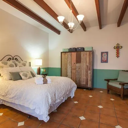 private Pool, walk to malecón, 2 BR estilo hacienda-3